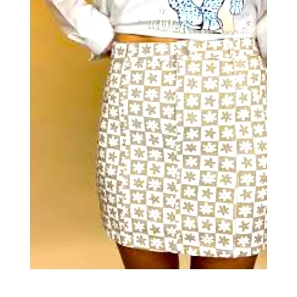 Le Lis Dresses & Skirts - Lelis Taupe and white floral geometric pattern women’s mini skirt  NWOT SZ M